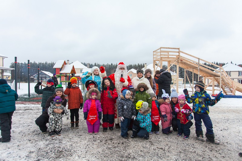 Юные жители поселка приняли участие в конкурсах от Деда Мороза и Снегурочки.